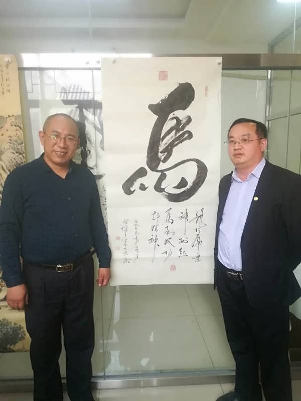 著名书法家,首都博物馆书画院执行院长王立生向协会赠送墨宝